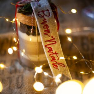 vasetto di vetro contenente gli ingredienti per cucinare i biscotti. Atmosfera natalizia