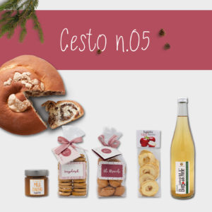 Cesto n.5 che contiene una Gubana, due pacchi di biscotti, un sacchetto con mele essiccate, una bottiglia di succo di mela e un barattolo di composta di mele