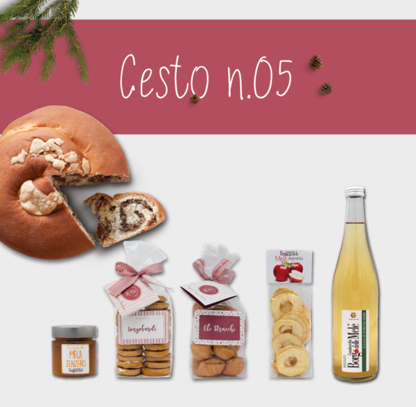 Cesto n.5 che contiene una Gubana, due pacchi di biscotti, un sacchetto con mele essiccate, una bottiglia di succo di mela e un barattolo di composta di mele